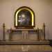 Il minuscolo altare in marmo bianco  invece sormontato da un dipinto che ritrae la Madonna del Rosario
